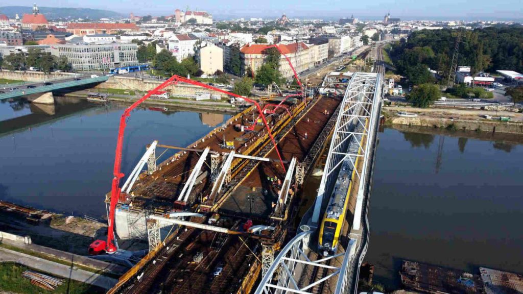 Betonowanie największego przęsła nowego mostu kolejowego w Krakowie