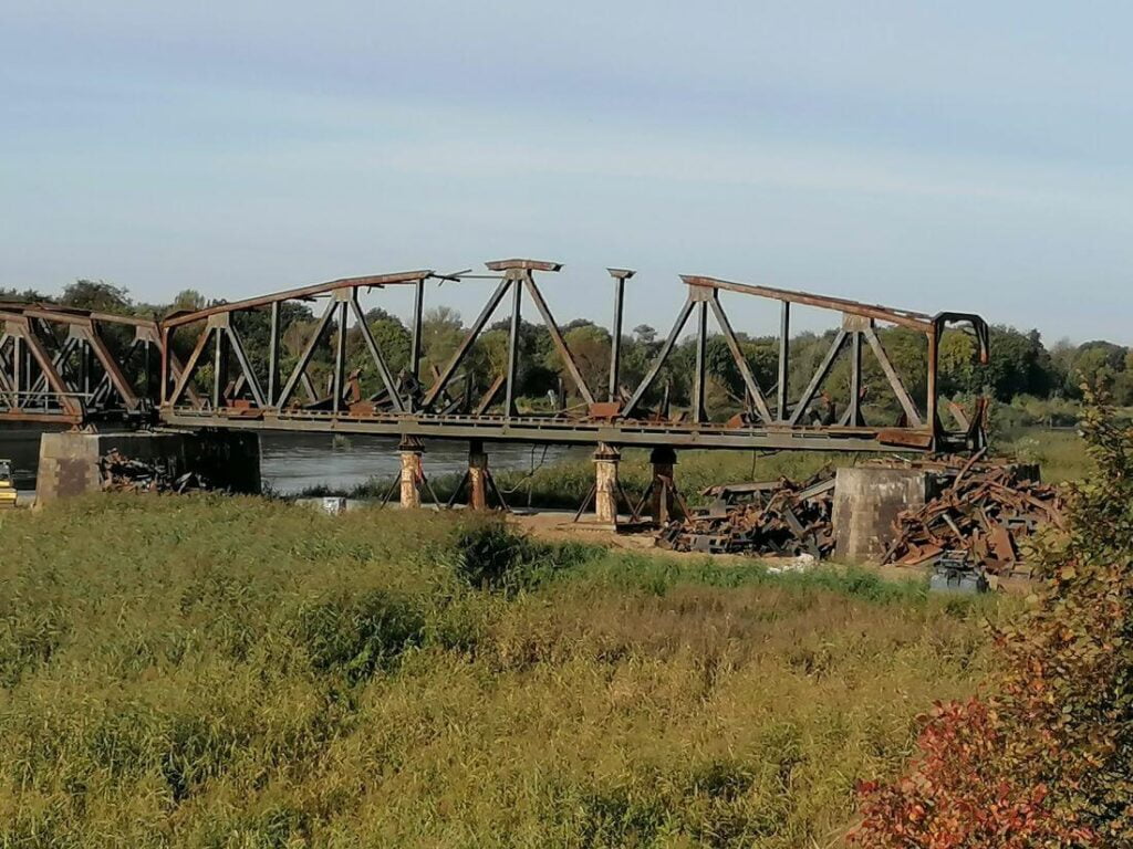 Fragmenty mostu kolejowego znad Odry trafiły do muzeum