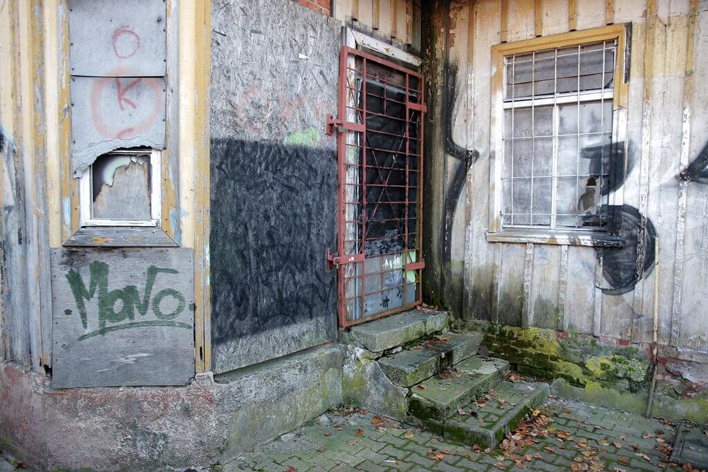 Niszczejący dworzec w Gutkowie – pilny kandydat do odrestaurowania