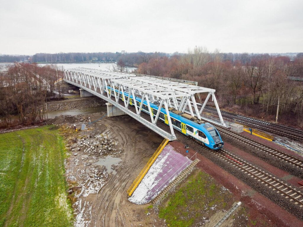 Czechowice-Dziedzice Pociągi przemieszczają się nowym mostem nad Wisłą