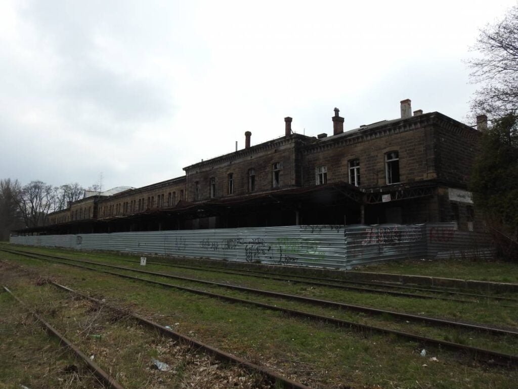 Dworzec kolejowy w Lubawce kiedyś zachwycał a dziś popada w ruinę