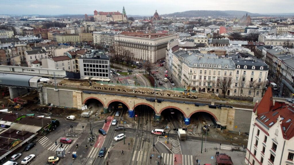Kraków: Trwają prace na rzecz sprawniejszego podróżowania koleją w lepszych warunkach