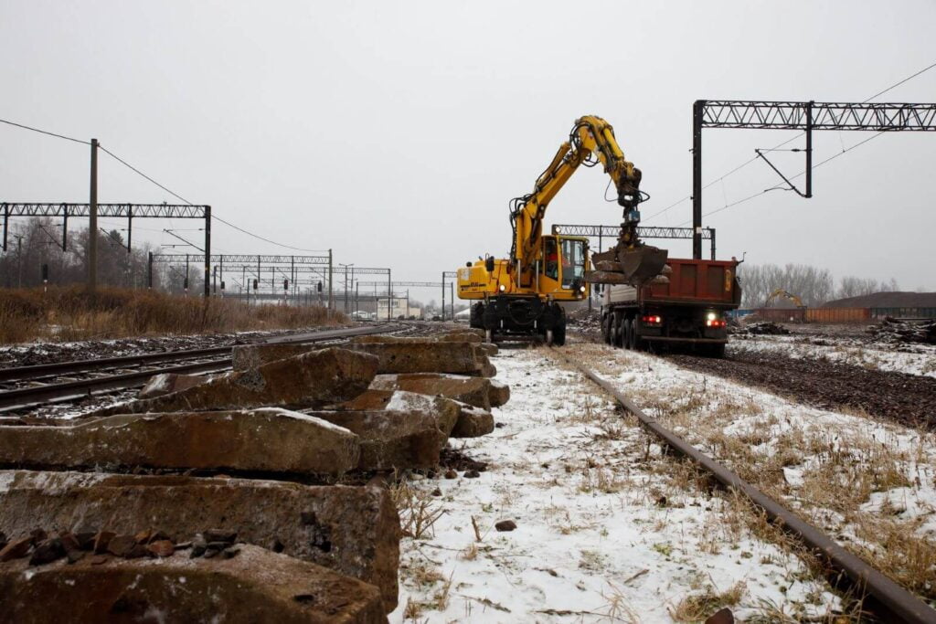 W Ełku trwa rozbiórka infrastruktury na stacji kolejowej