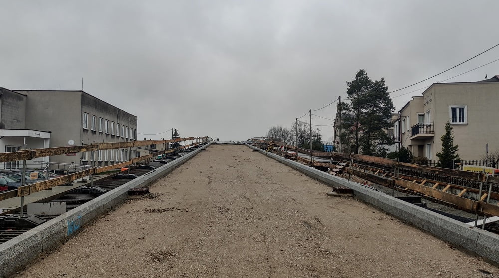 Półmetek inwestycji w Skierniewicach. Główna konstrukcja wiaduktu jest już gotowa