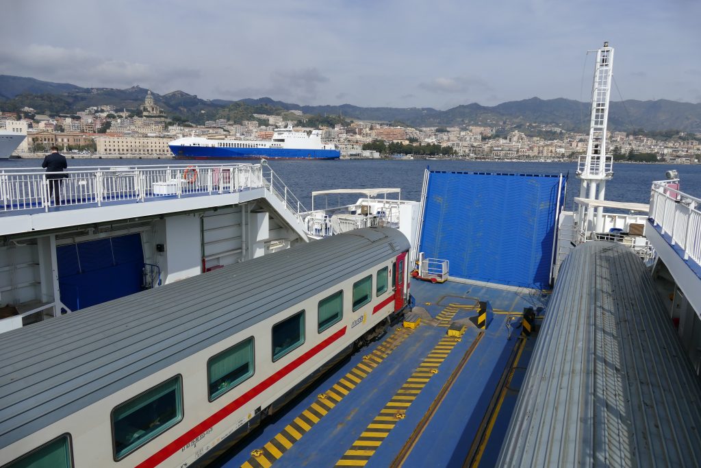 Jak popłynąć pociągiem na Sycylię
