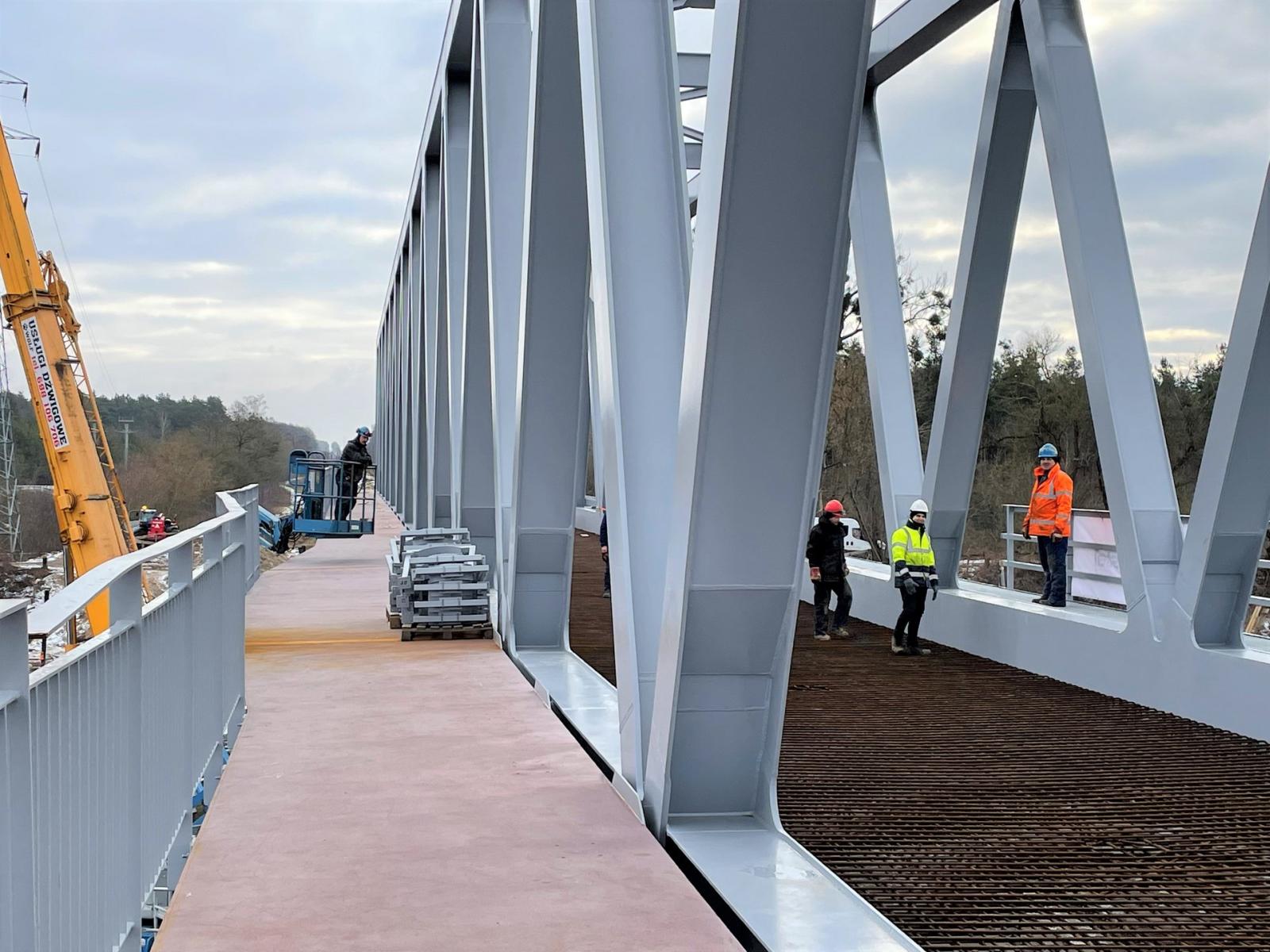 Ostrołęka Nowy most kolejowy nad Narwią waży niemal 1000 ton. Pociągi wrócą na trasę Ostrołęka – Chorzele