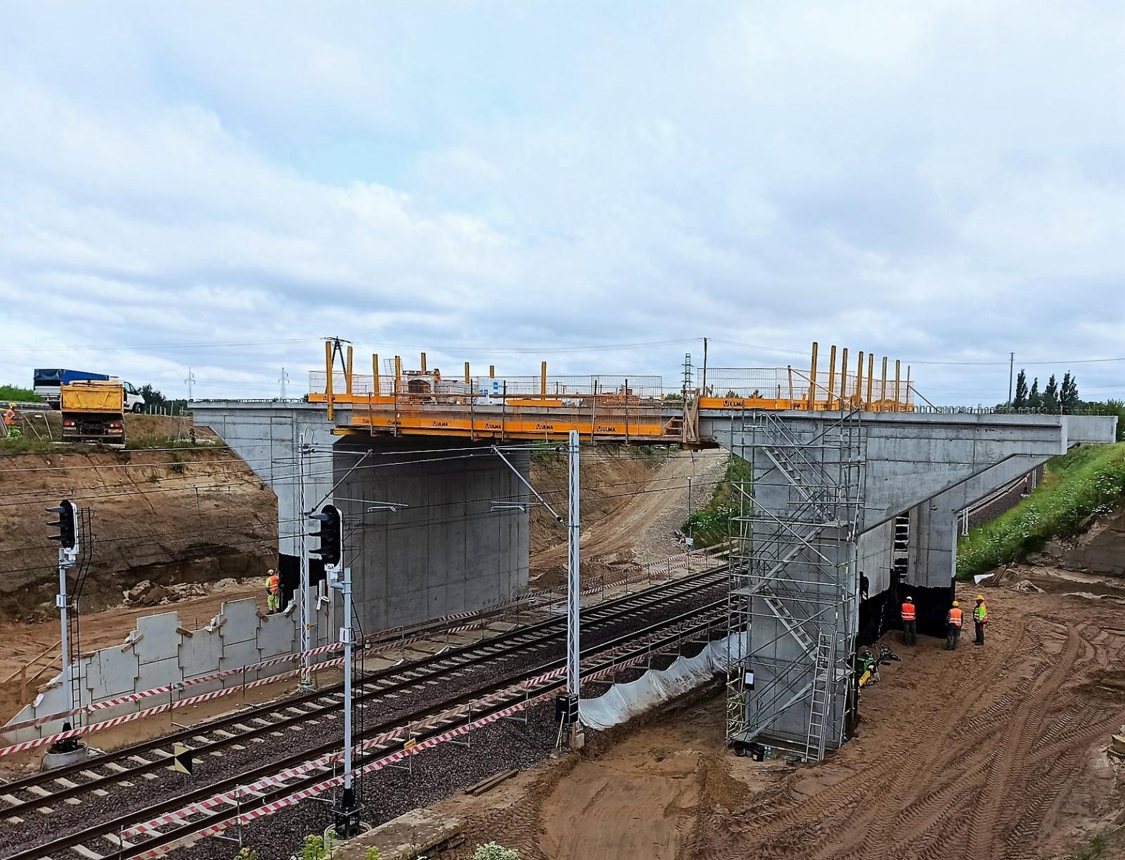  Trwa budowa wiaduktu nad torami w Warce – planowane otwarcie jesienią 