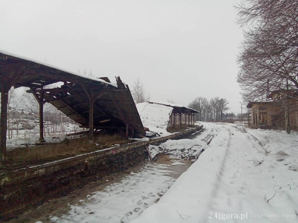 Zawaliła się wiata peronowa na stacji kolejowej w Mysłakowicach