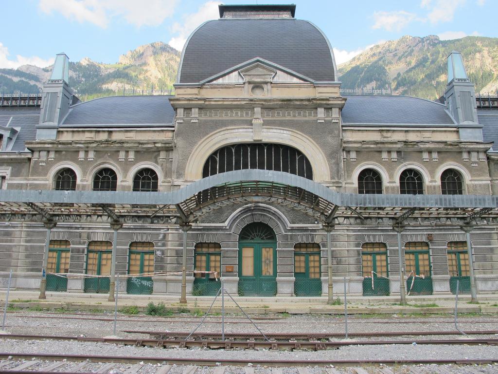Canfranc – największy nieczynny dworzec w Europie 