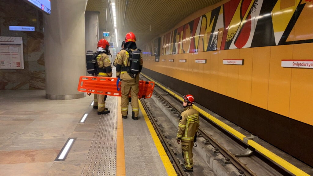 Warszawa: Młodzi strażacy ze Szkoły Głównej Służby Pożarniczej ćwiczyli na dwóch liniach metra