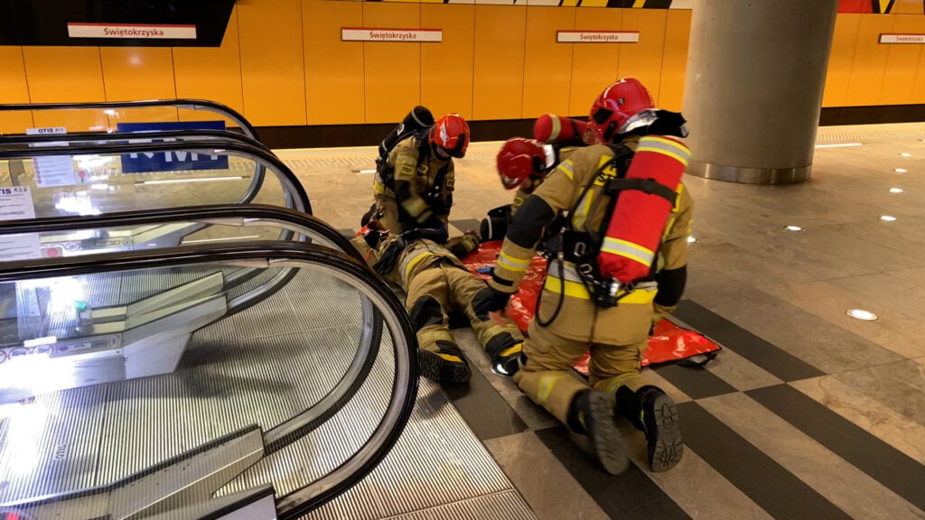 Warszawa: Młodzi strażacy ze Szkoły Głównej Służby Pożarniczej ćwiczyli na dwóch liniach metra