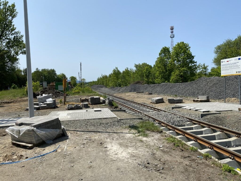 Koleją do Świeradowa-Zdroju po 27 latach przerwy – trwa rewitalizacja jednej z najstarszych linii kolejowych na Dolnym Śląsku