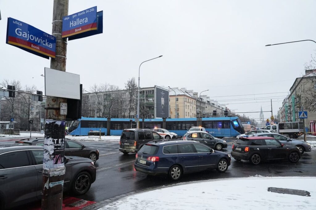 Wrocław: Ucieczka przed policją zakończyła się zderzeniem z tramwajem. Zginął uprowadzony mężczyzna