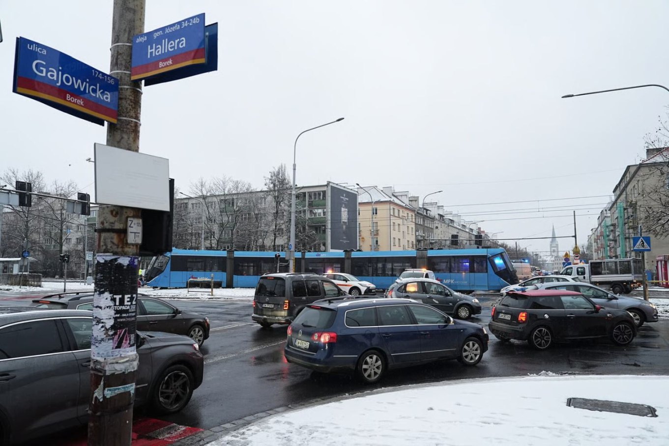 Wrocław: Ucieczka przed policją zakończyła się zderzeniem z tramwajem. Zginął uprowadzony mężczyzna