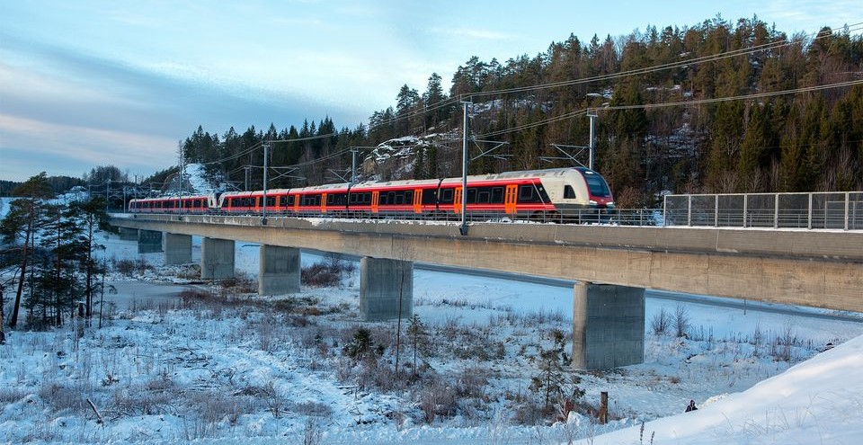 Norwegia: Niebezpieczne incydenty na linii kolejowej Oslo – Göteborg – Malmö. Bane NOR: „to celowe działania”