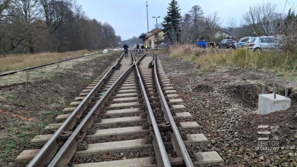 Na torach linii kolejowej nr 355 ujawniono amunicję