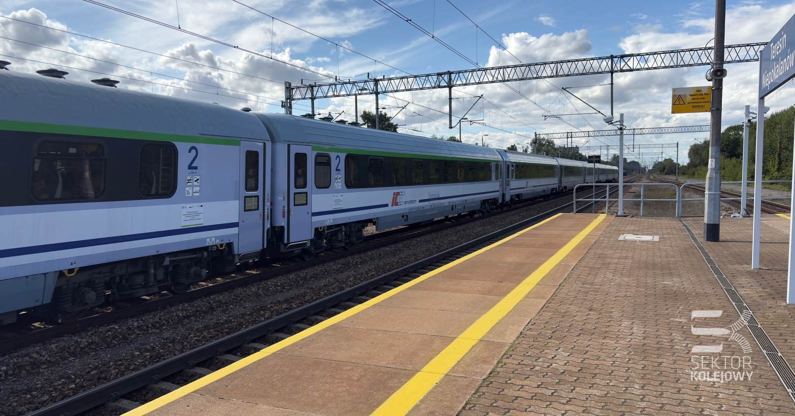 Pierwsi przewoźnicy kolejowi przystąpili do porozumień z prezesem UTK w sprawie szkoleń z obsługi osób z niepełnosprawnościami