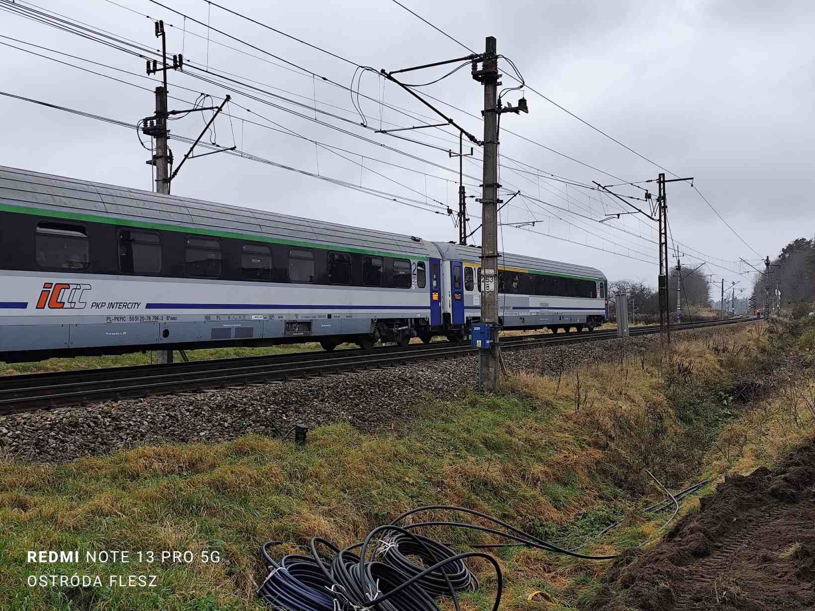 Wypadek na przejeździe kolejowym pod Ostródą. Nie żyje kobieta
