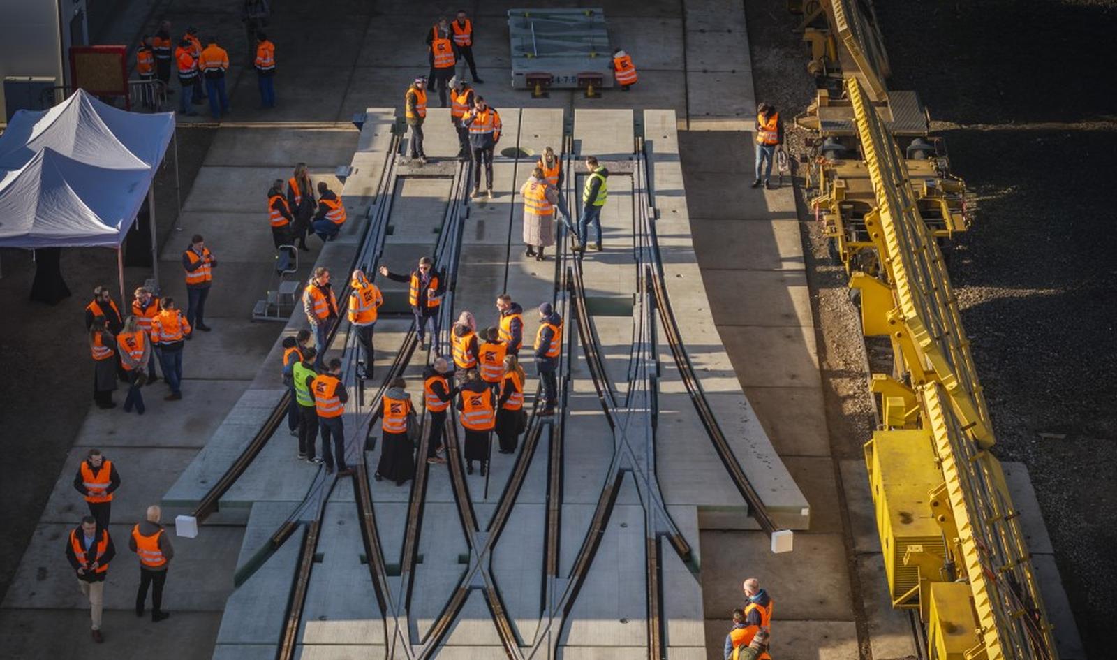 KZN CONTRACK: Poznań z pierwszym prefabrykowanym rozjazdem dwutorowym podwójnym na świecie