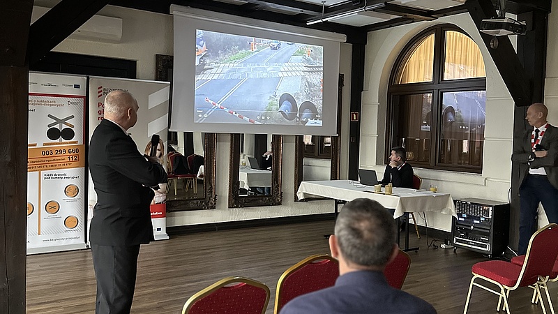 Ostrowiec Świętokrzyski: Dla bezpieczeństwa na przejazdach – warsztaty kolejarzy z instruktorami nauki jazdy