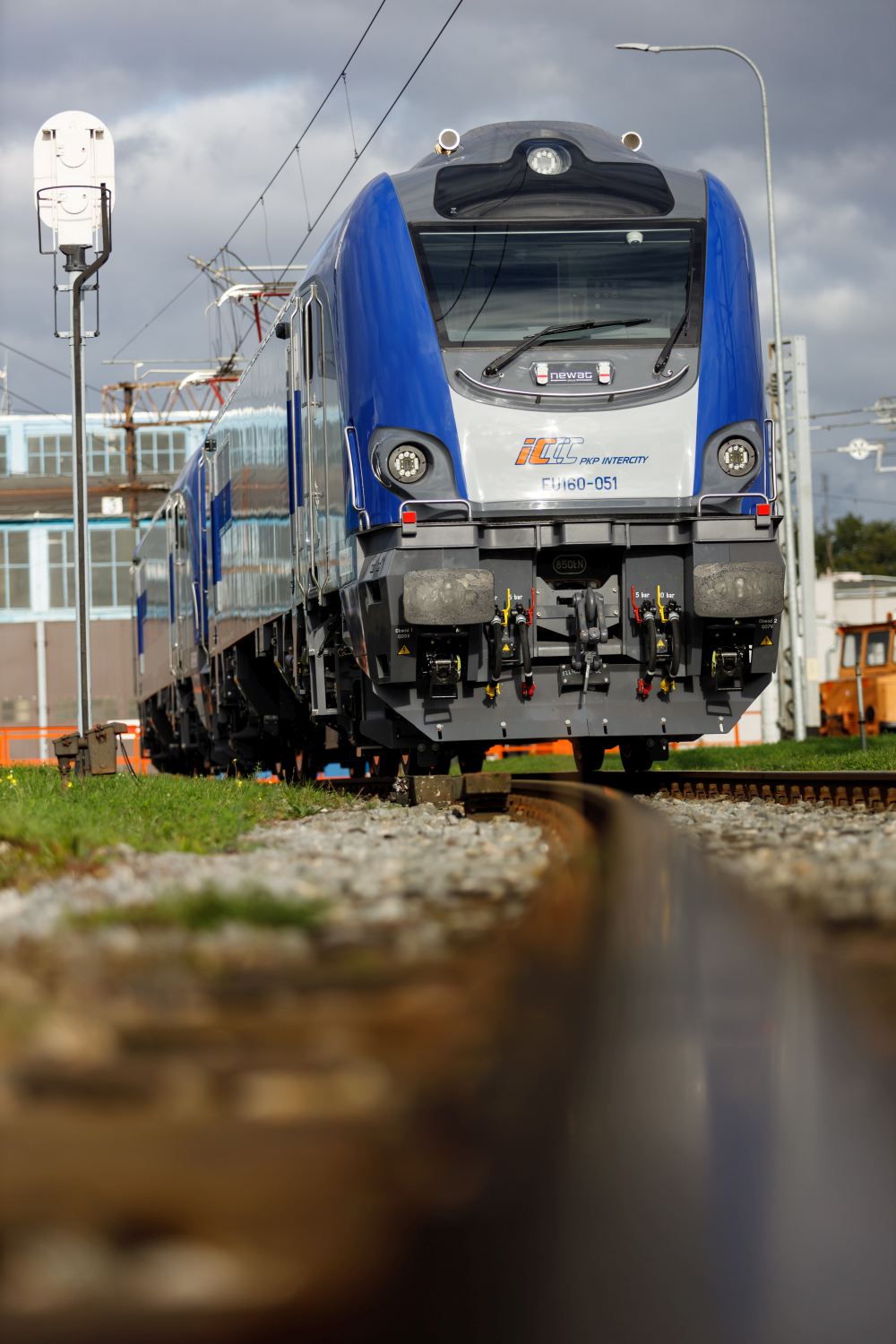 PKP Intercity z kompletem Griffinów EU160 od Newagu