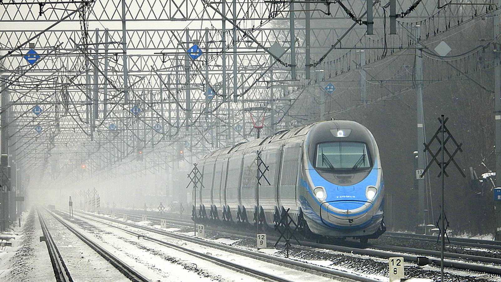 Zima na torach – jak mróz i śnieg wpływają na bezpieczeństwo przejazdów