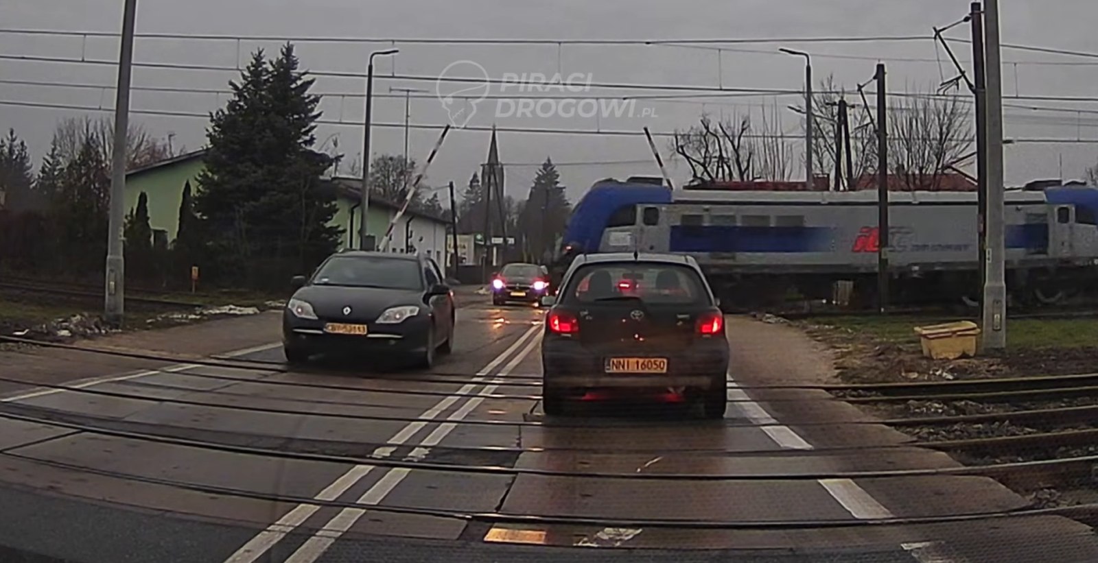 Nowa Wieś: Rogatki w górze, pociąg przejechał między autami. Policja zatrzymała dróżnika [WIDEO]