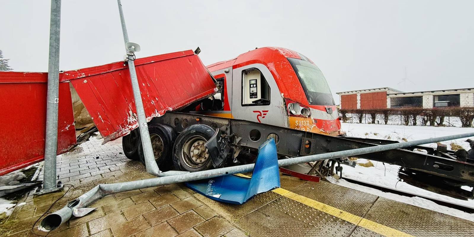 Widzino: Pociąg uderzył w ciężarówkę. Kierowca auta wyskoczył z kabiny w ostatniej chwili