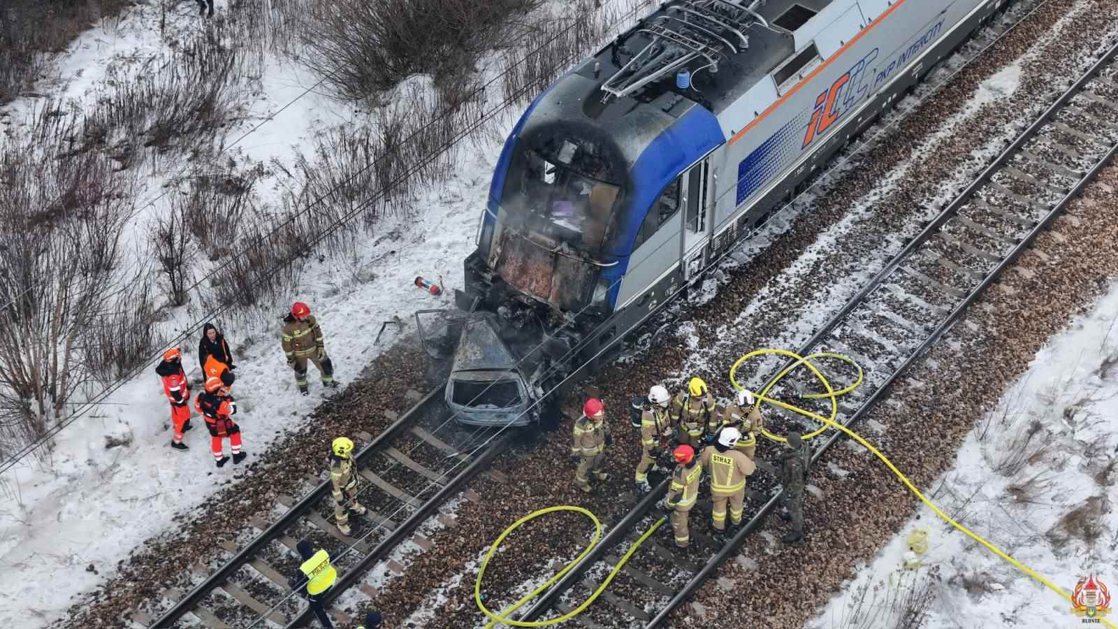 Zderzenie pociągu z autem w Błoniu. Pojazdy stanęły w płomieniach