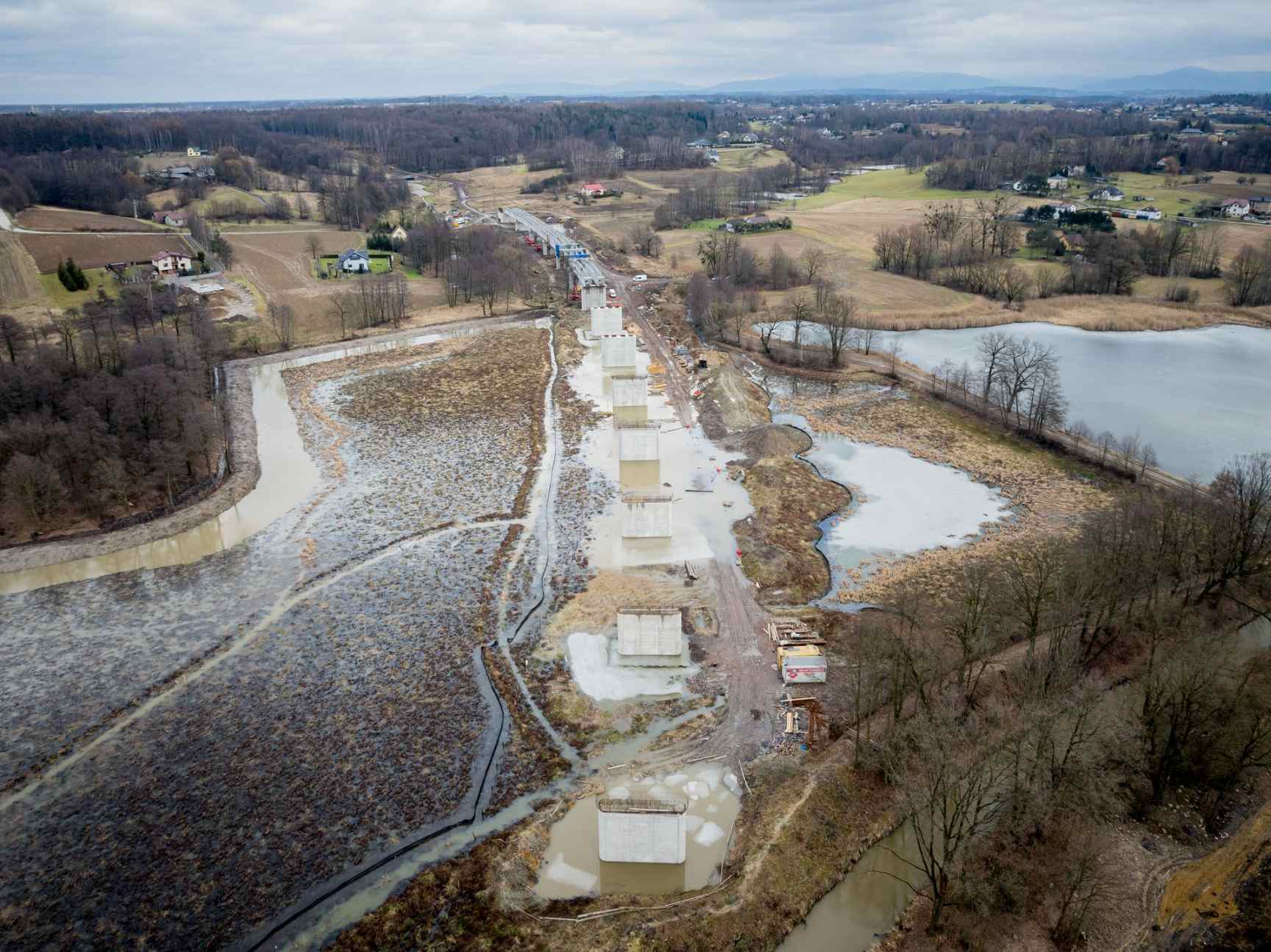 Linia kolejowa nr 93 przechodzi gruntowną metamorfozę. W Zebrzydowicach powstaje 600-metrowy most [ZDJĘCIA]