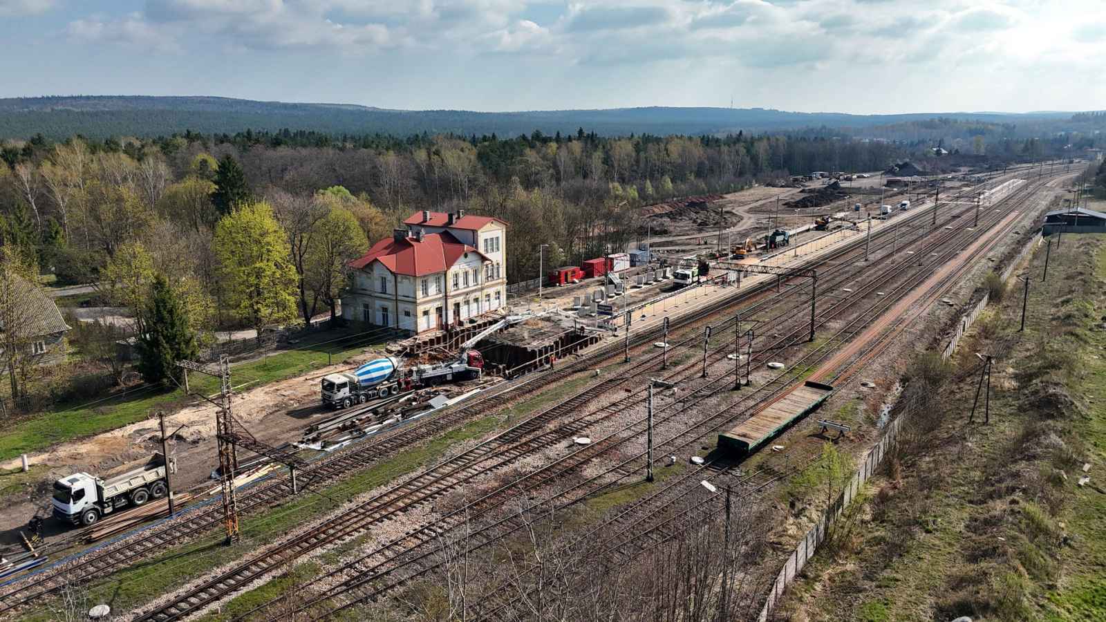 Linia kolejowa nr 8 na odcinku Skarżysko-Kamienna – Tumlin przechodzi gruntowną metamorfozę za ponad 830 mln zł