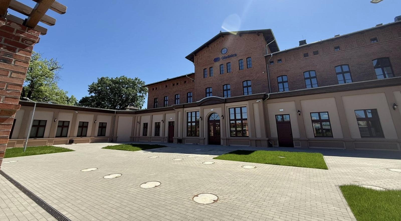 Oleśnica: Zabytkowy dworzec z 1868 r. po gruntownej przebudowie [ZDJĘCIA]