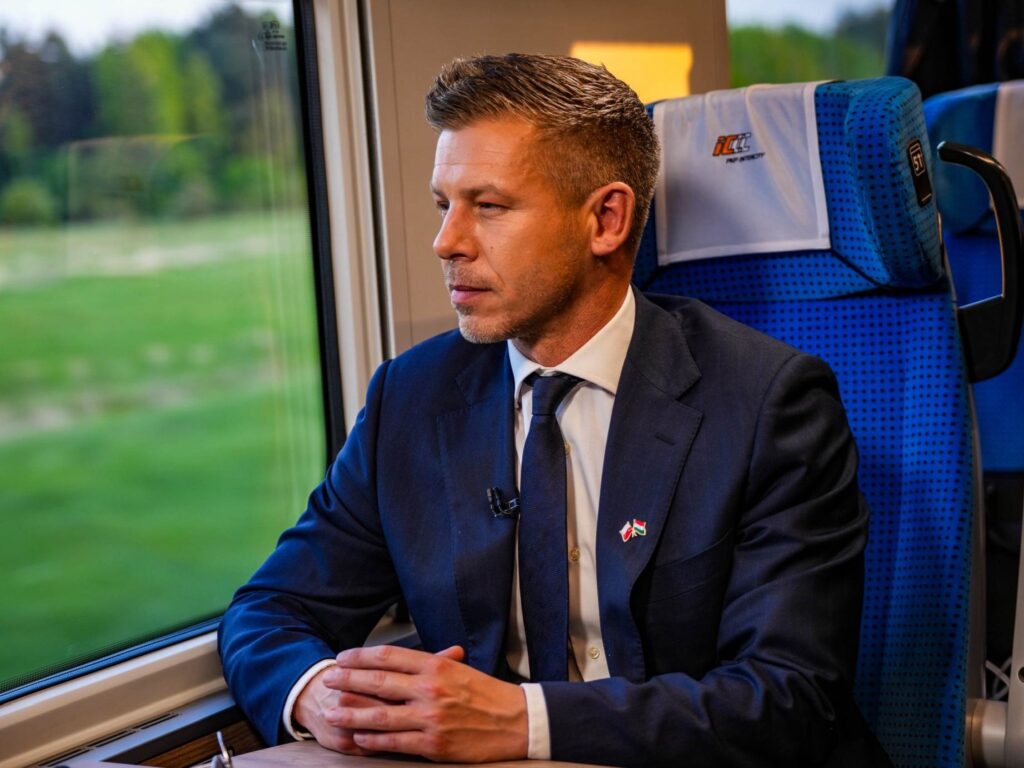 Premier Węgier na pokładzie PKP Intercity. Péter Magyar przyjechał do Warszawy pociągiem