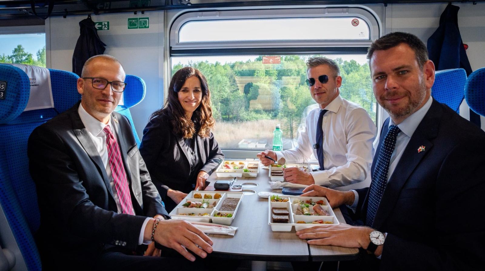 Premier Węgier na pokładzie PKP Intercity. Péter Magyar przyjechał do Warszawy pociągiem