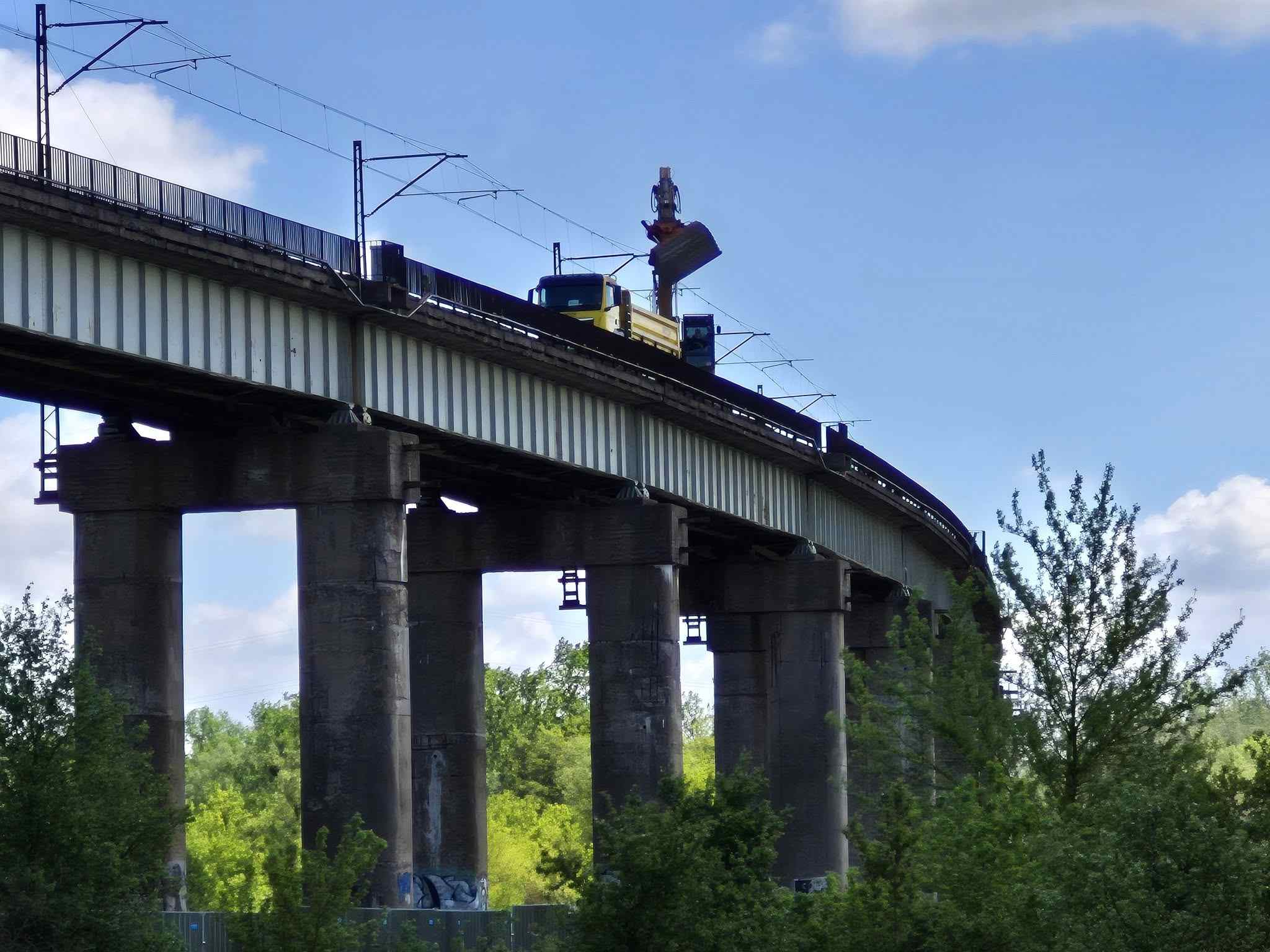 Trwa modernizacja kolejowej obwodnicy Poznania – wykonawcy rozbierają elementy estakady