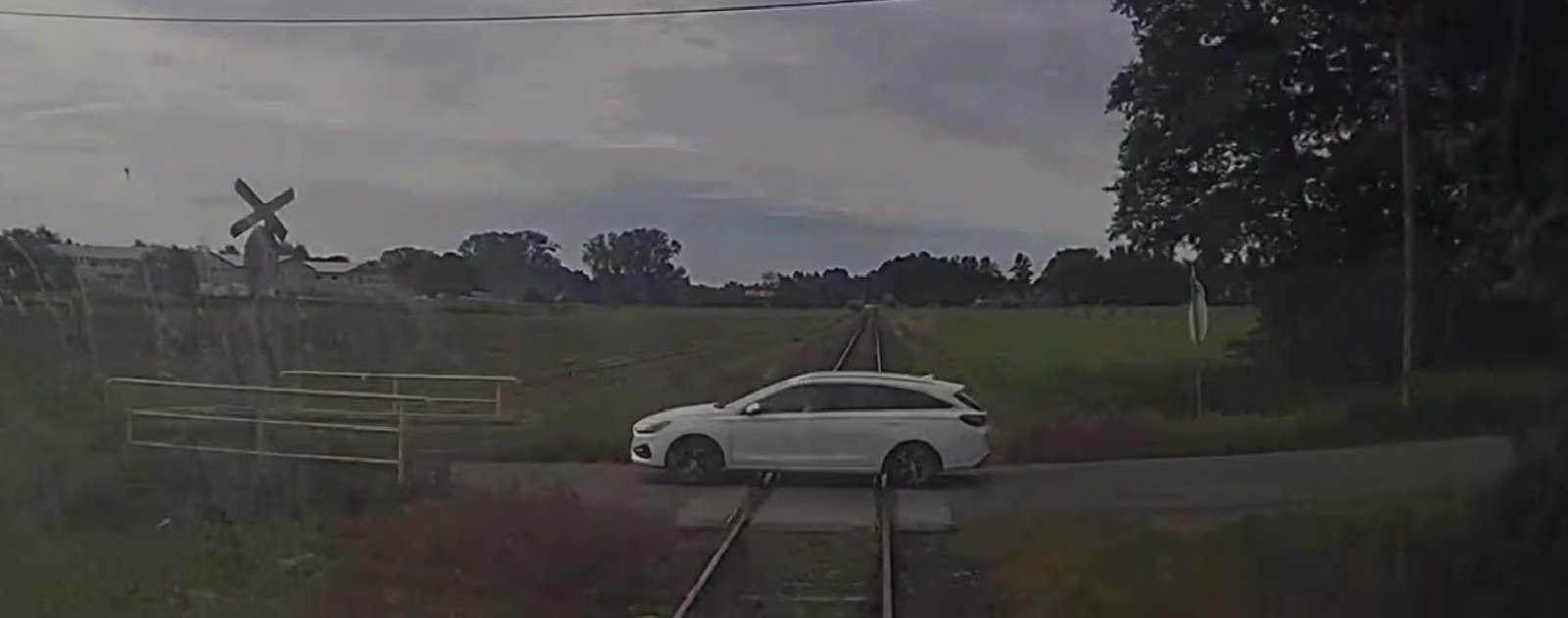 O włos od śmierci na przejeździe – kolejarze apelują do kierowców o rozsądek [WIDEO]