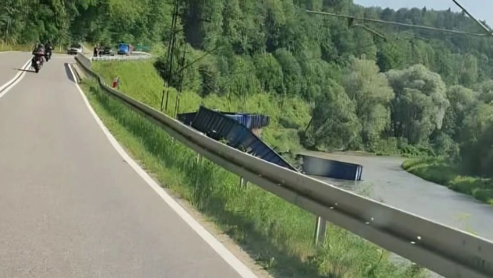 Małopolska: Wykolejenie składu PKP CARGO. Część wagonów wpadła do rzeki Poprad
