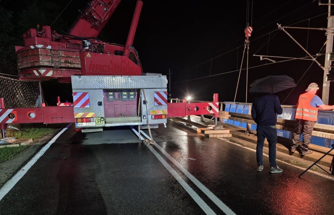 PLK usuwają skutki wykolejenia pociągu na linii kolejowej nr 96. Jutro możliwe wznowienie ruchu