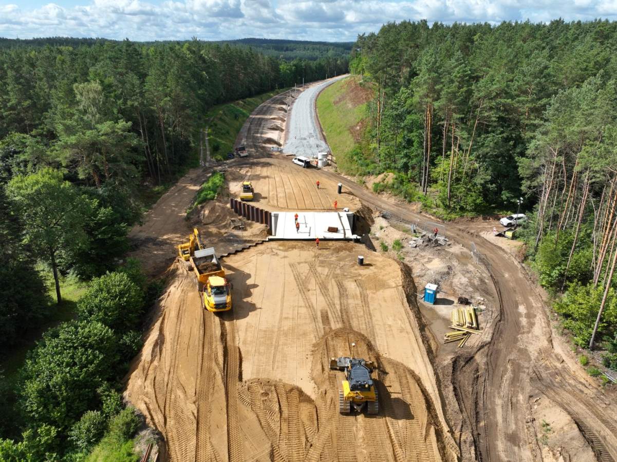 Trwa modernizacja linii kolejowej nr 201 za 3 mld zł [ZDJĘCIA]