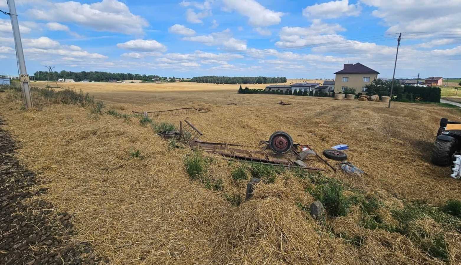 Wypadek na przejeździe w Czarlinie. Pijany kierowca ciągnika wjechał pod nadjeżdżający pociąg [WIDEO]
