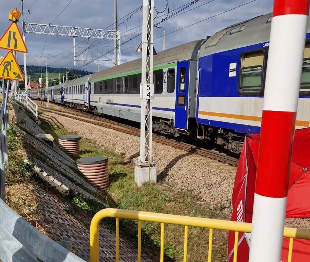 Wypadek na przejeździe w Rabie Wyżnej. Nie żyje rowerzysta, występują utrudnienia w ruchu pociągów