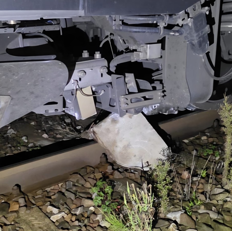 Betonowe bloczki na torach w Jedlance. Uderzyły w nie dwa pociągi towarowe