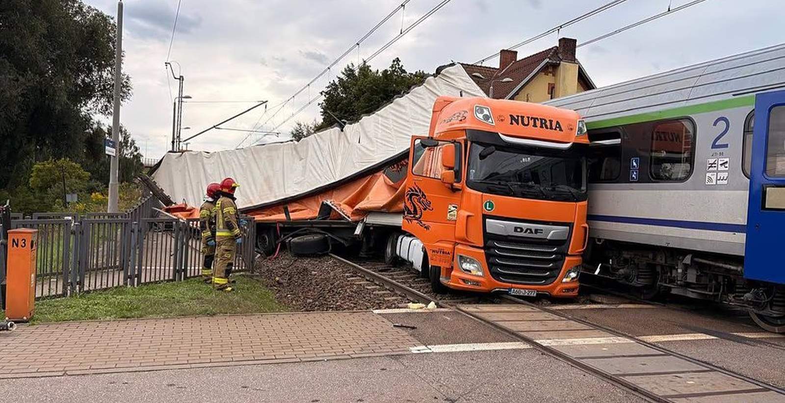 Wypadek na przejeździe kolejowym w Gdańsku. Występują utrudnienia w ruchu pociągów [WIDEO]