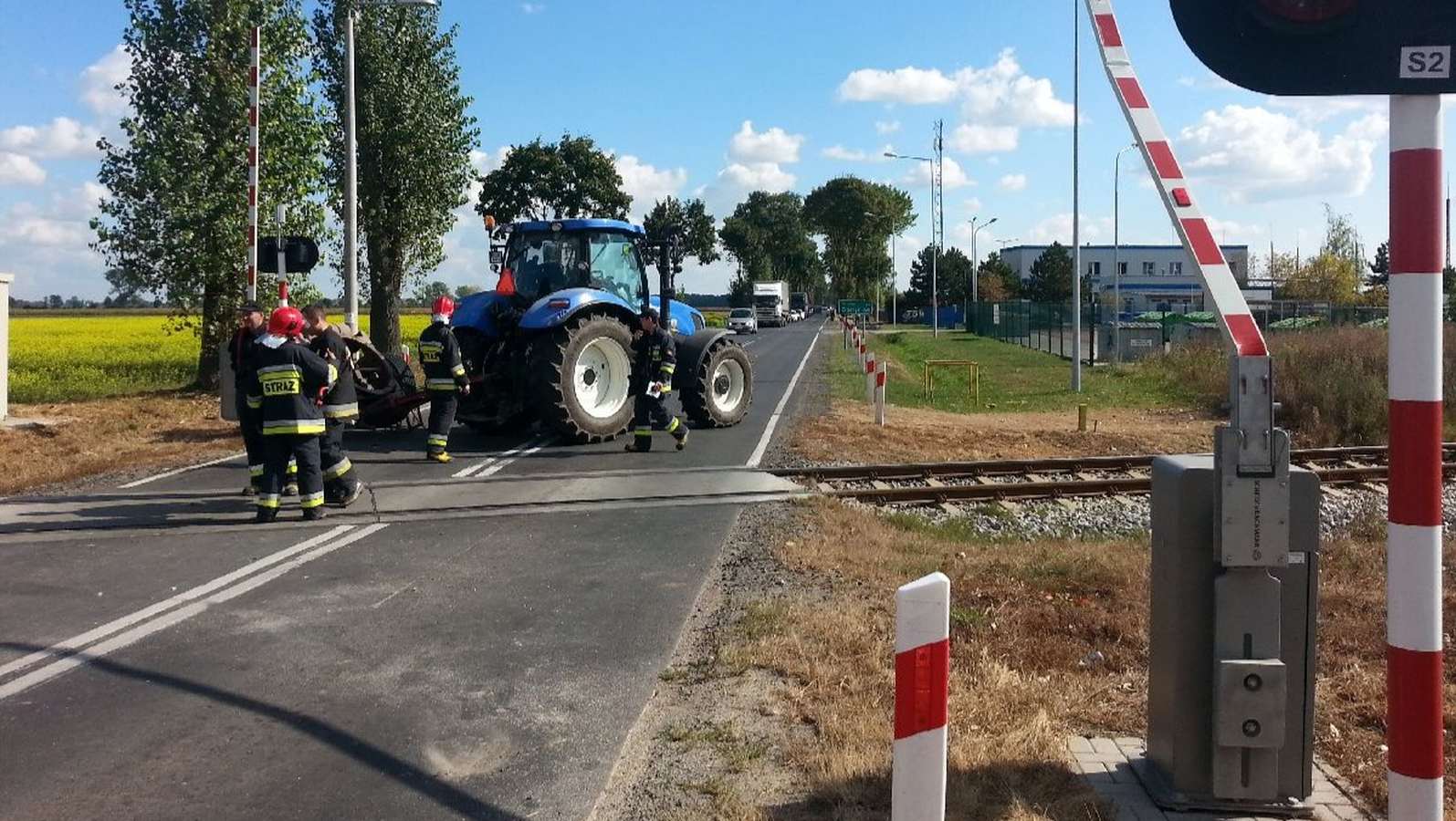 Długi, ciężki, wolny. Jak bezpiecznie przekraczać tory pojazdem nietypowym?