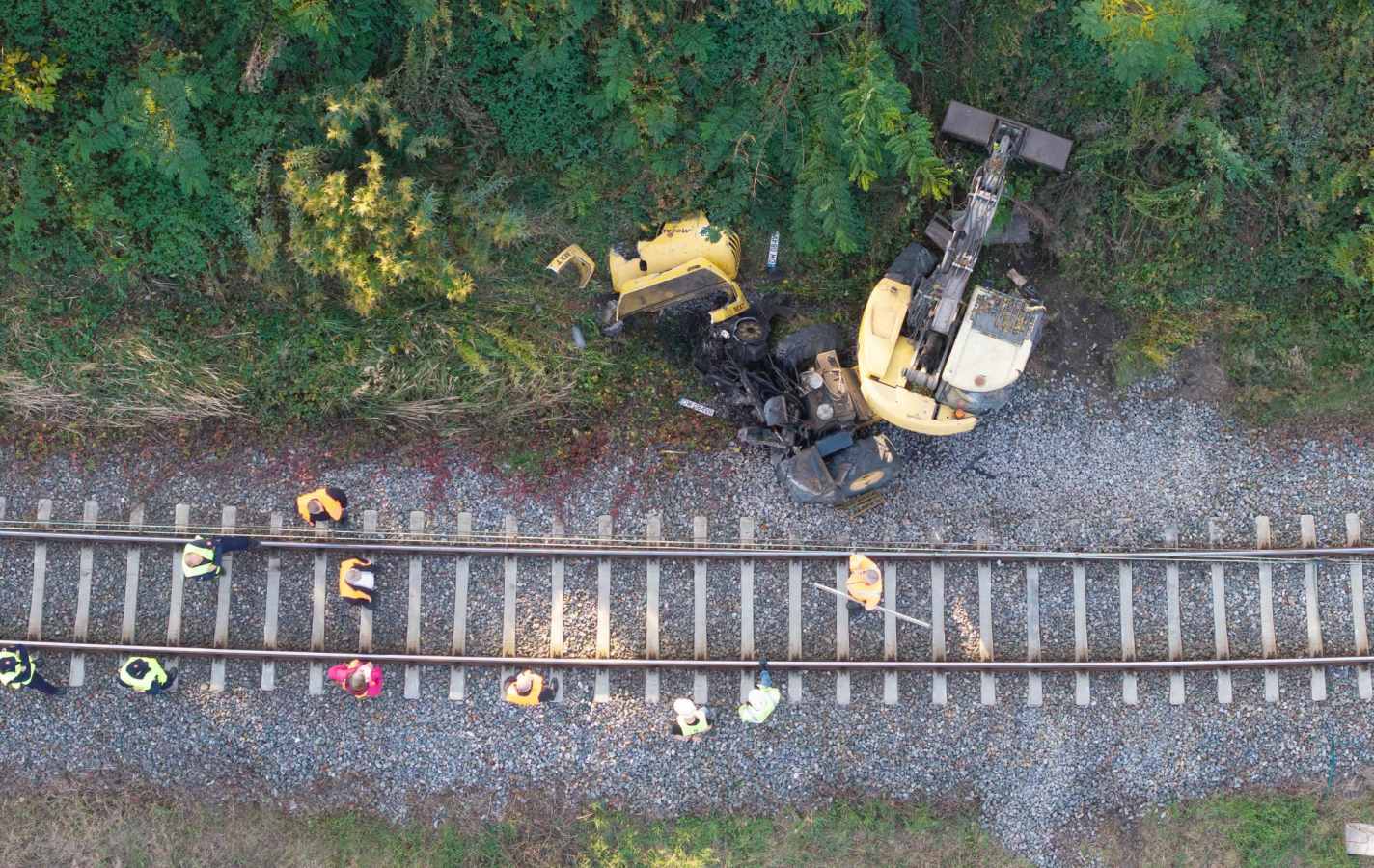 Pociąg Kolei Dolnośląskich uderzył w koparkę na wrocławskim Brochowie. Operator zbiegł z miejsca zdarzenia